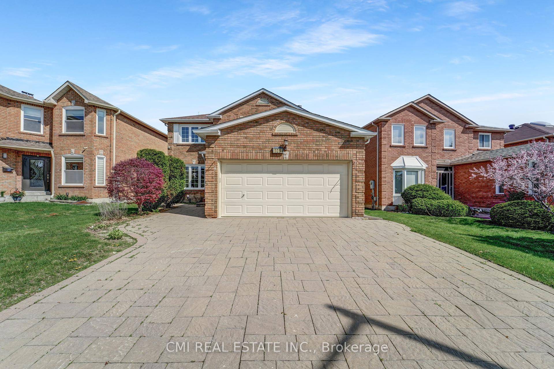 Doncrest ! Located on the outskirts of prestigious Bayview Glen in a family friendly neighbourhood with access to top rated schools, parks, restaurants, Major HWYs, Bayview Golf Club, amp ; ...
