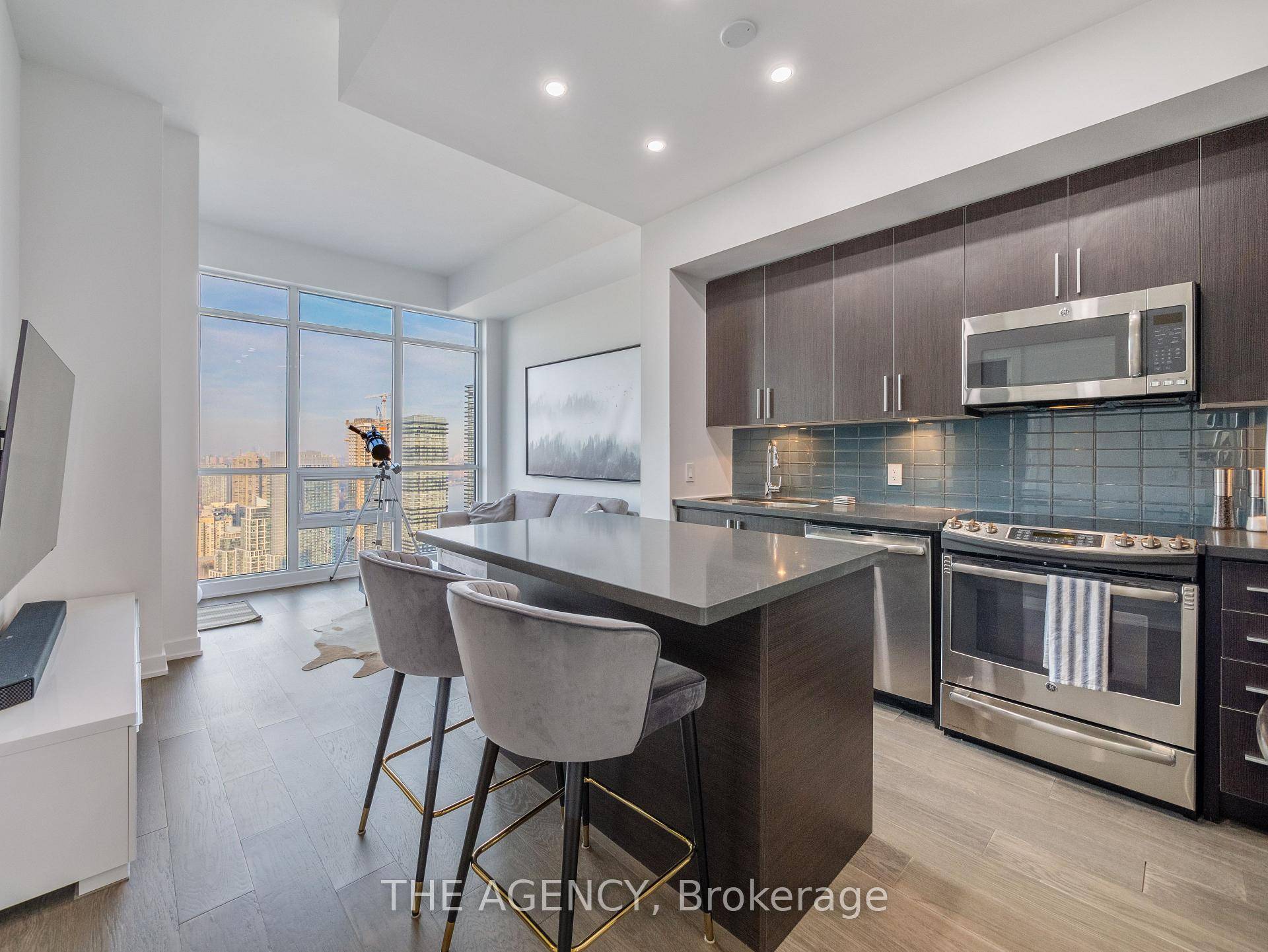 Welcome to 2220 Lakeshore Blvd W, where urban luxury meets sophistication in this Lower Penthouse Unit.
