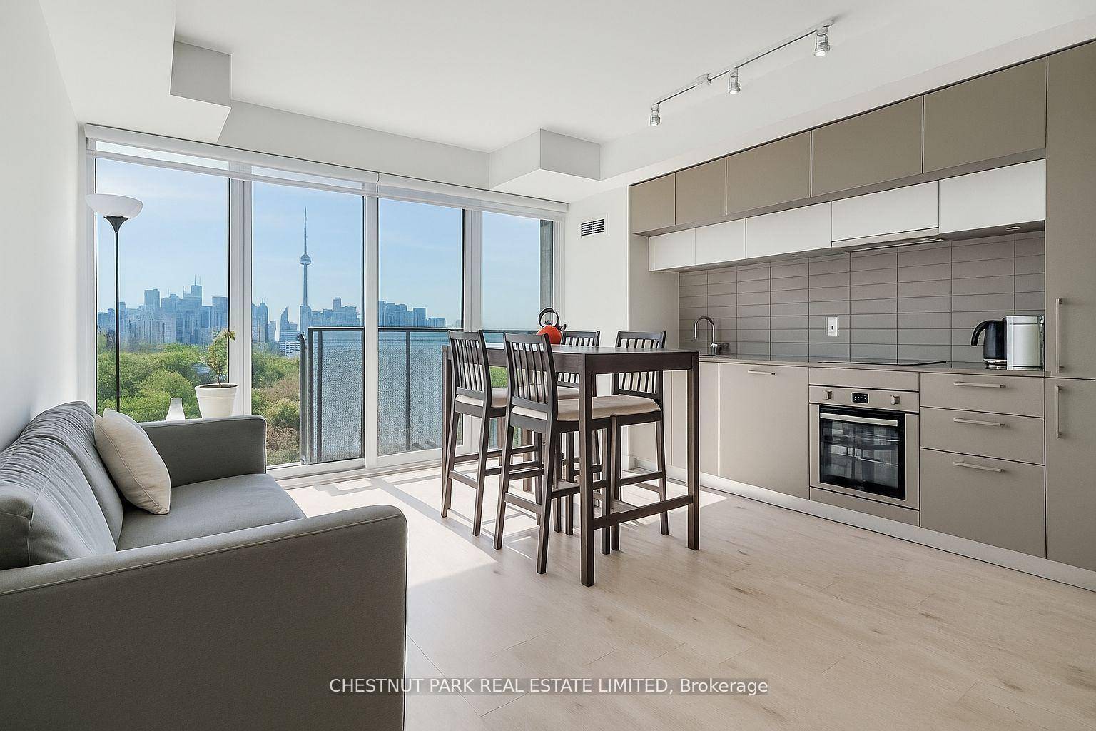 1 Bed 1 Bath Unobstructed CN Tower Views.