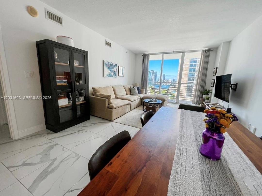 Experience elevated urban living in this 2 bedroom 2 bathroom unit, featuring breathtaking views of Bayfront Park, Miami skyline and the bay.