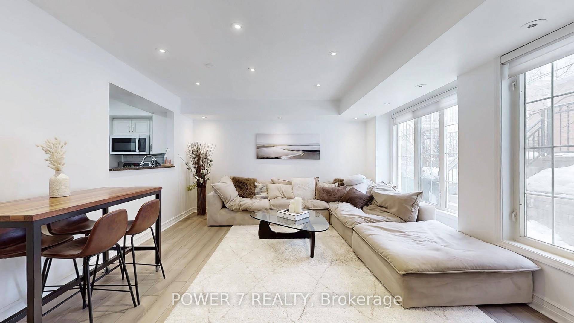 Chic amp ; Stylish Townhome in Prime North York Location !