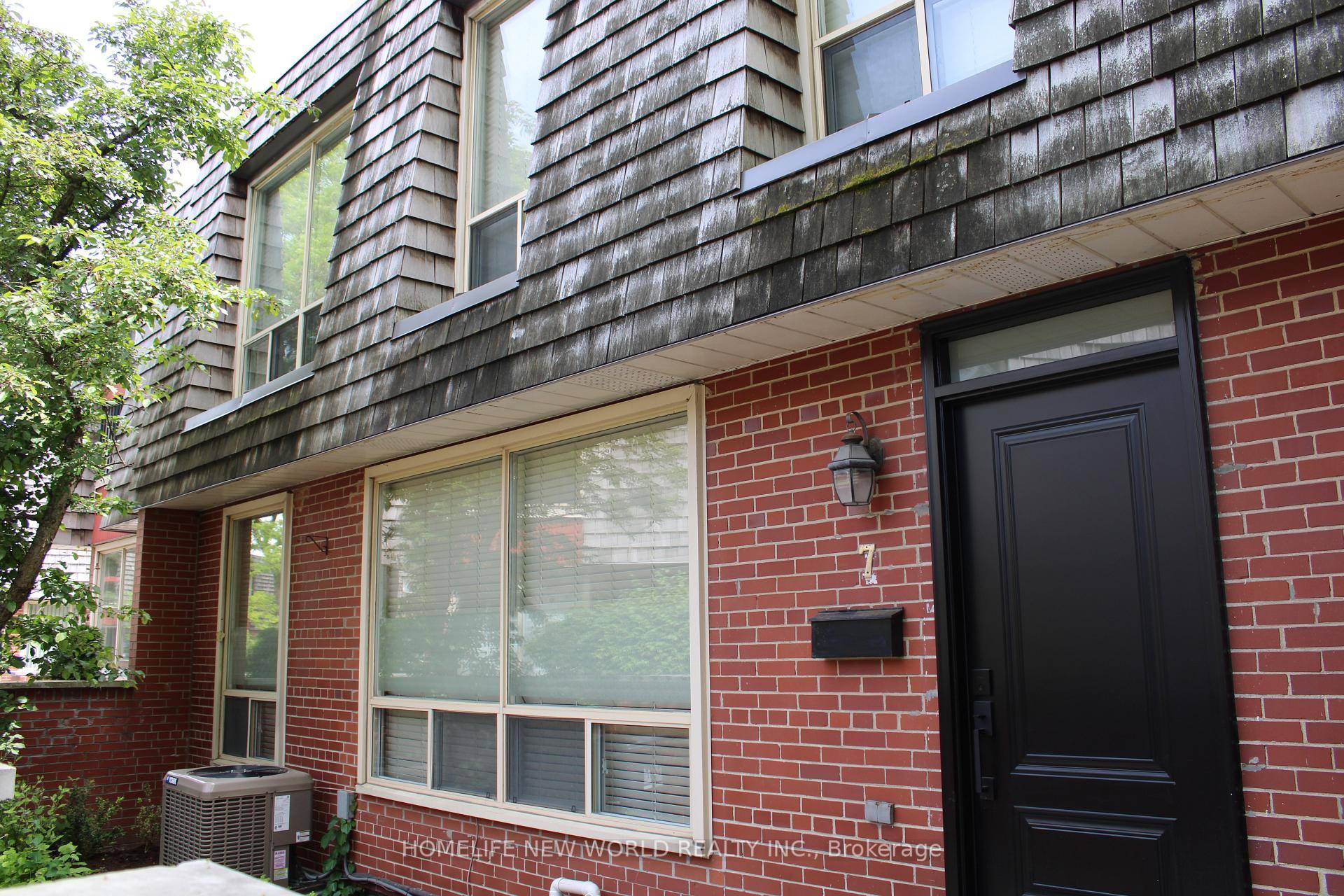 Beautiful Open Concept Townhome In Prestigious St Andrew's Estates Neighbourhood.