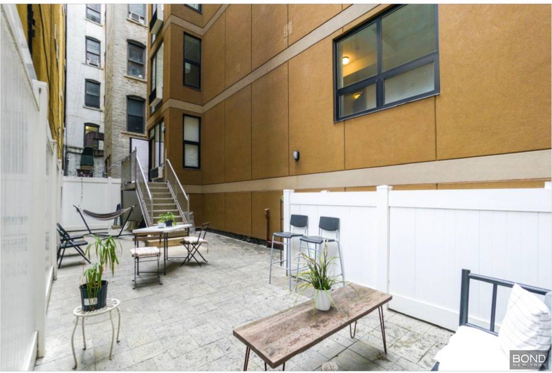 Stunning 2 bedroom with washer and dryer plus private garden.
