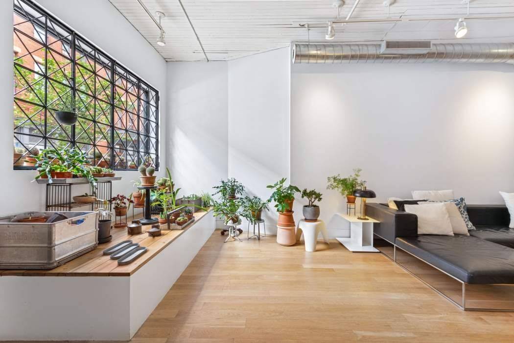 The Maisonette Loft at 97 Crosby Live steps from SoHo s boutiques, acclaimed dining, and vibrant culture in this full floor Maisonette loft that combines historic charm with modern comfort.