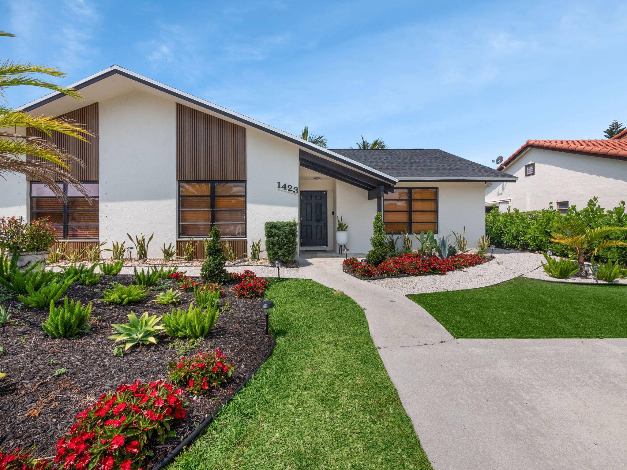 Gorgeous 2 bedroom, 2 bathroom Lake Front Villa is Completely Renovated and is perfectly situated in the Heart of Wellington close to Everything.
