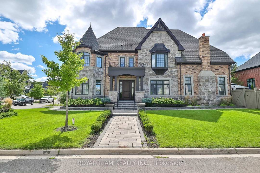 Luxurious Custom Residence in the Prestigious Castles of King !