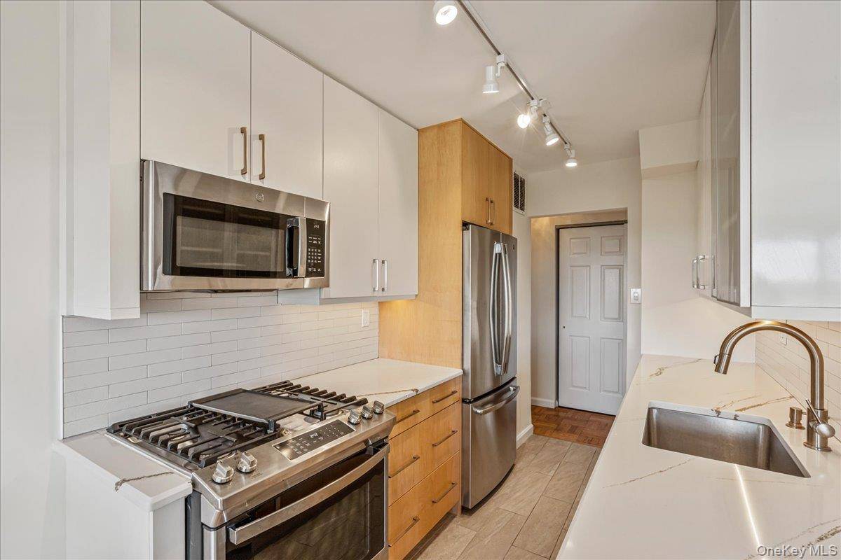 Welcome to this deluxe 1 bedroom, 1 bathroom residence offering unobstructed southern views of Little Neck Bay.