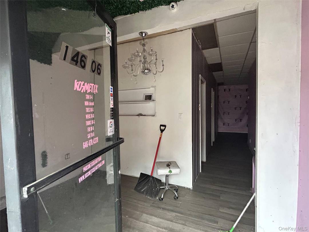 950 sqft store office for rent.