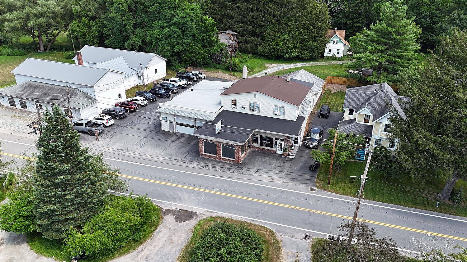 Commercial building approximately 6, 896 Sq.