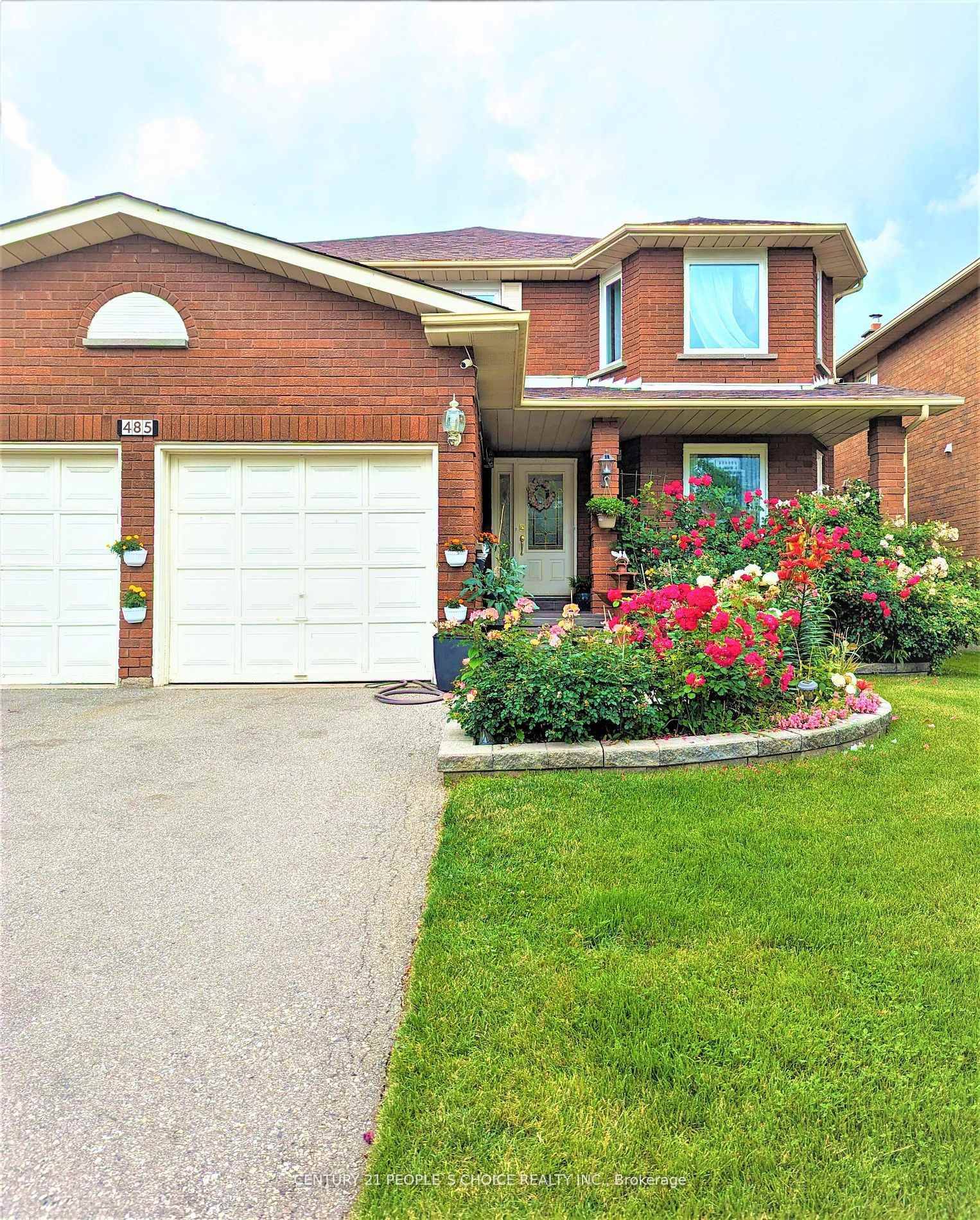 FURNISHED ROOM Spacious amp ; Bright, Cleaned 01 Bedroom and 01 Full 3 Pc Washroom Basement Apartment for rent in the City Centre of Square One, Mississauga.