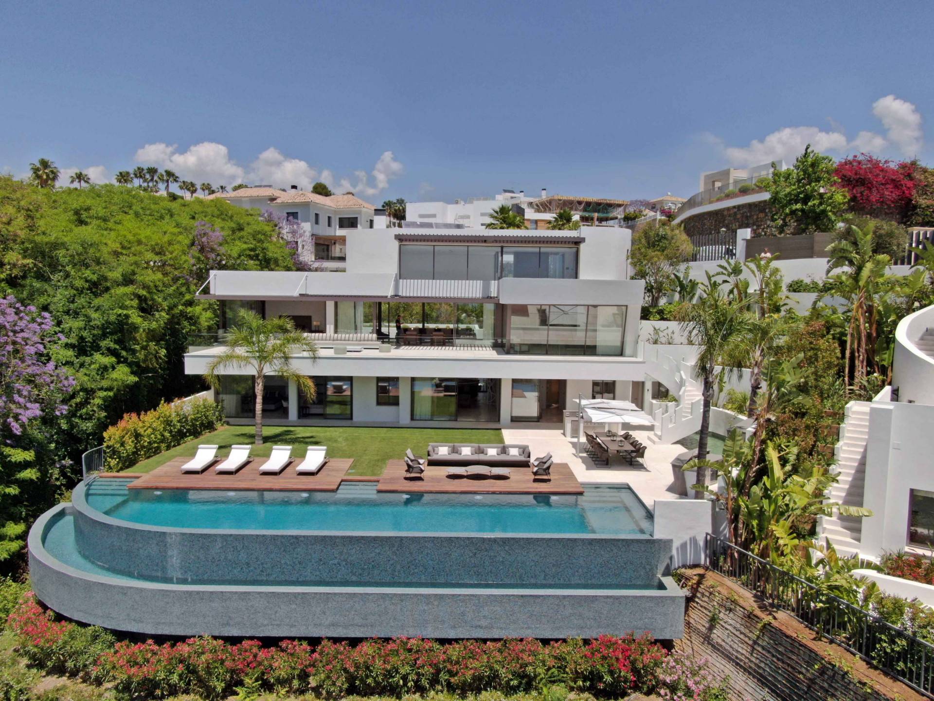 Offering the best of exclusive Mediterranean living, this eco friendly modern luxury villa of 867 m² with 1.