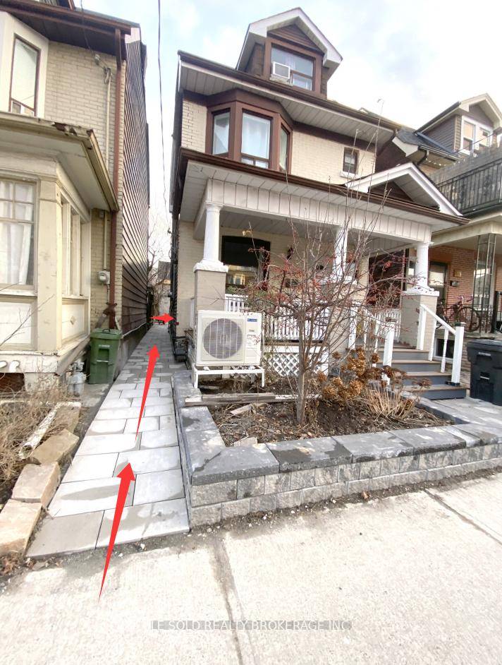 Detached house 1 Bedroom on 3rd floor for lease.