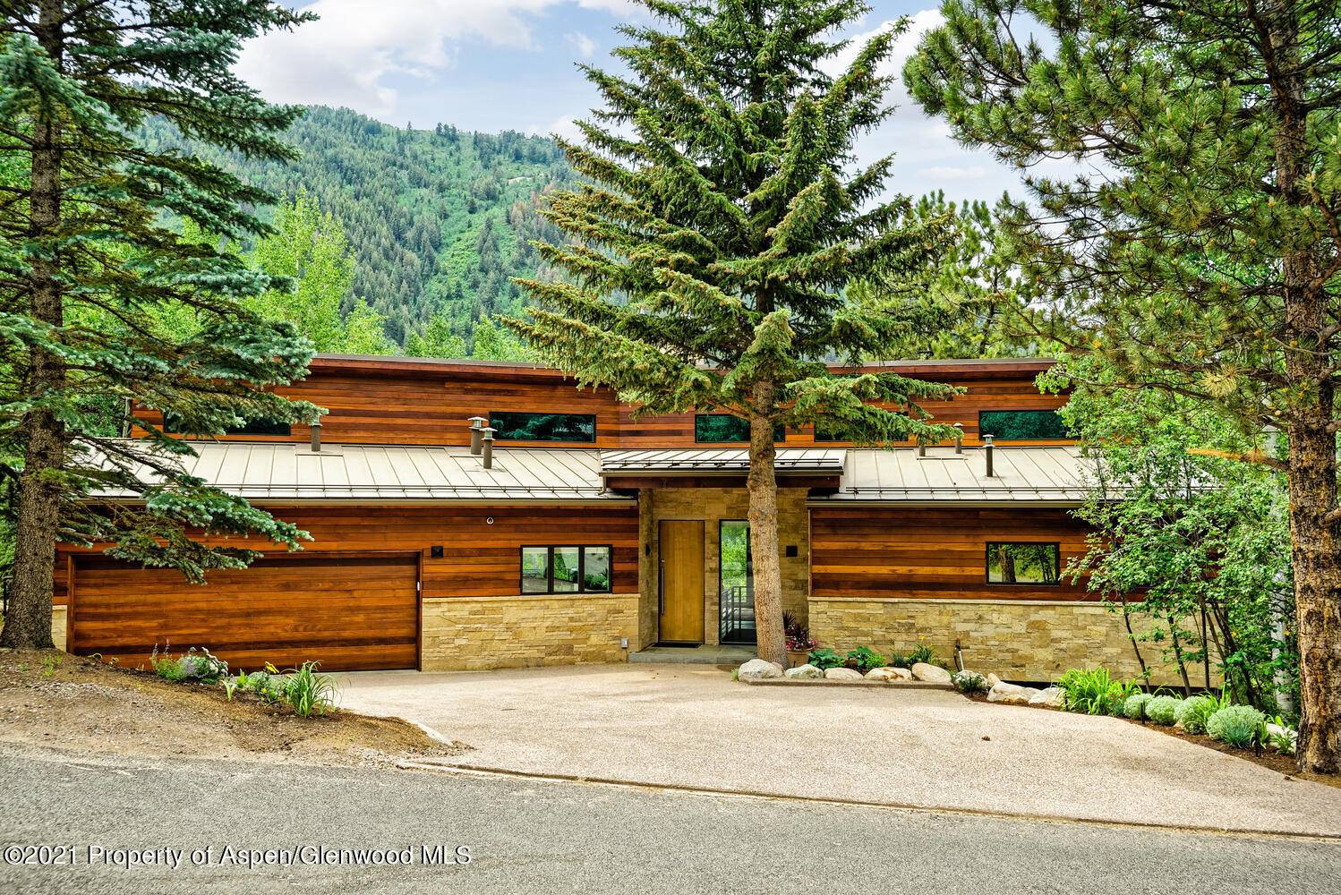 A new modern 118 East Lupine is now available to rent for your next mountain family getaway to Aspen.