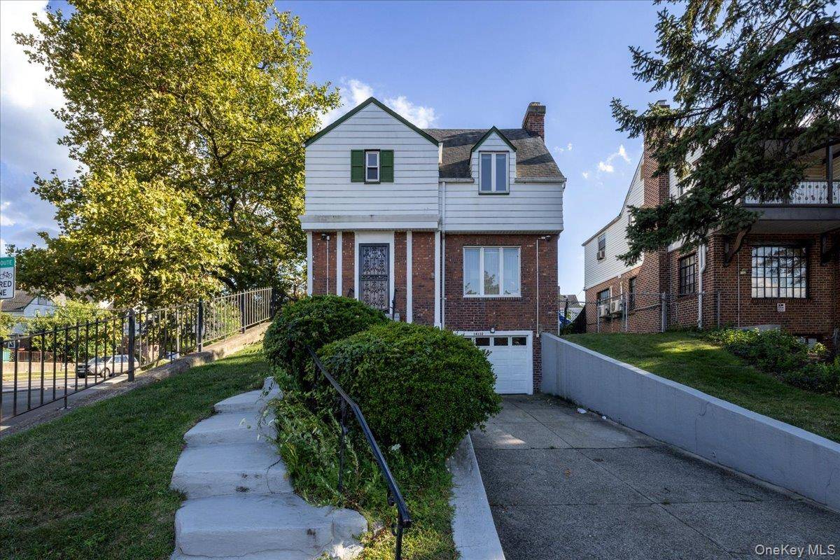 Welcome to 141 32 Grand Central Parkway, Briarwood, Queens !