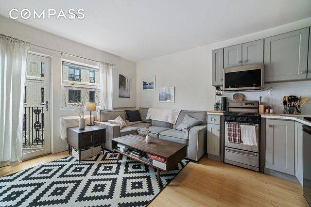 5H at 211 Thompson Street is a unique, beautiful, and bright 1BR 1BA in the heart of Greenwich Village.