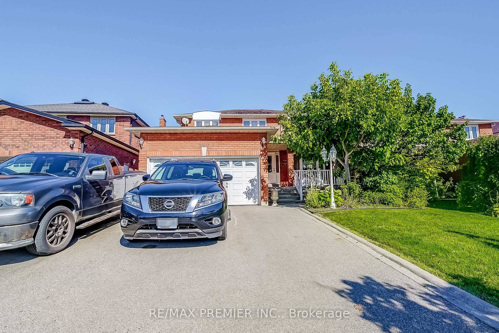 Welcome to this spacious 2 storey detached residence, ideally situated in the highly desirable Langstaff and Weston Road community on the south side of Langstaff.