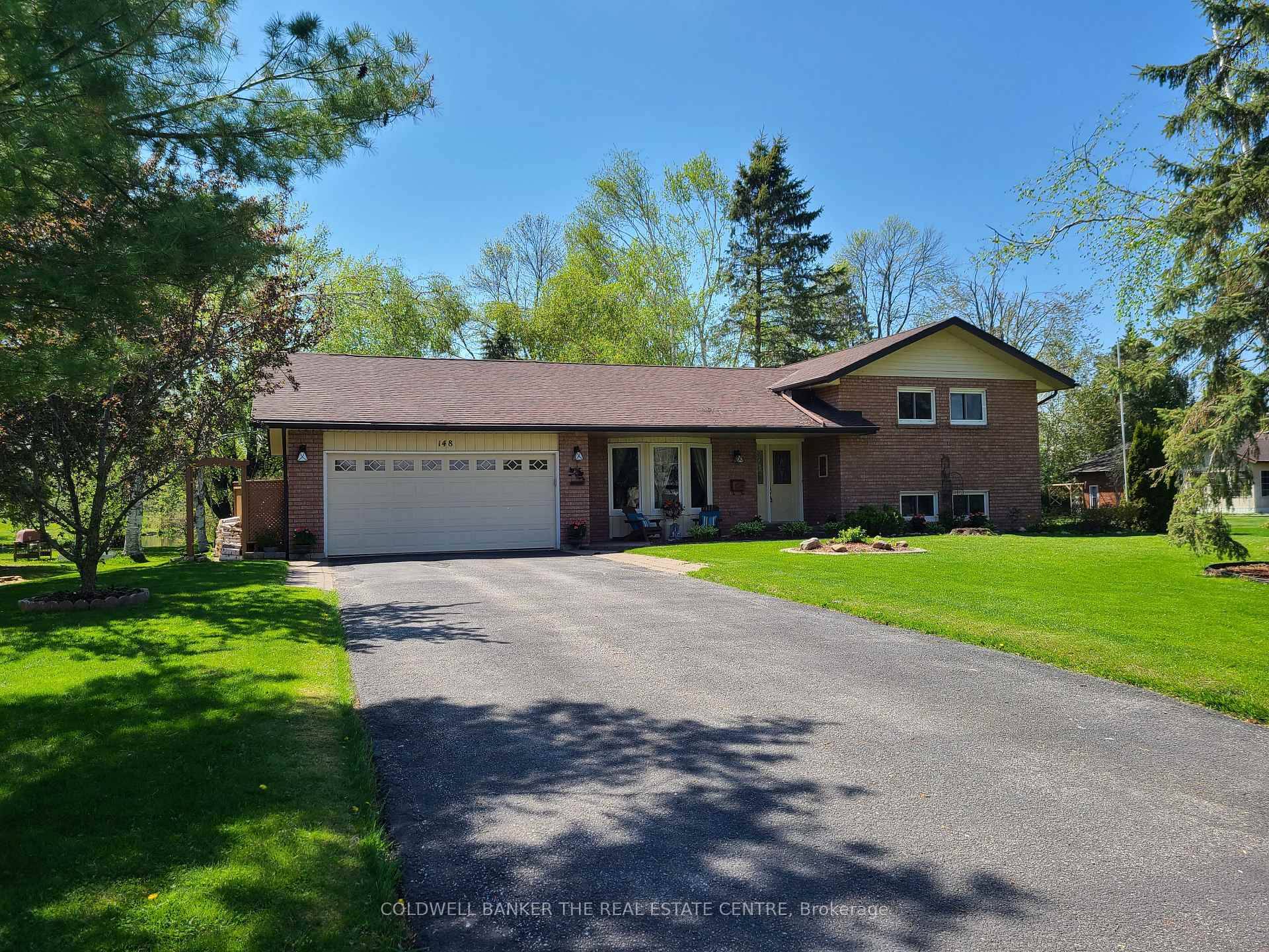 Welcome to Beautiful Bayshore Village, a Lake Simcoe waterfront community that combines the charm of nature with modern municipal conveniences.