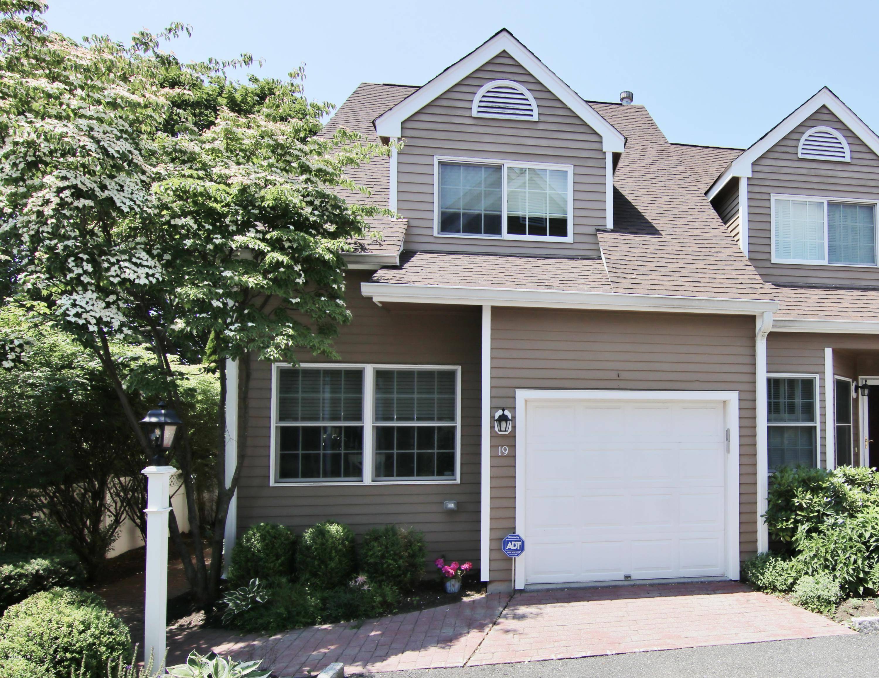 dont miss great unit ! 2386 sq ft end unit townhouse with great outdoor space !