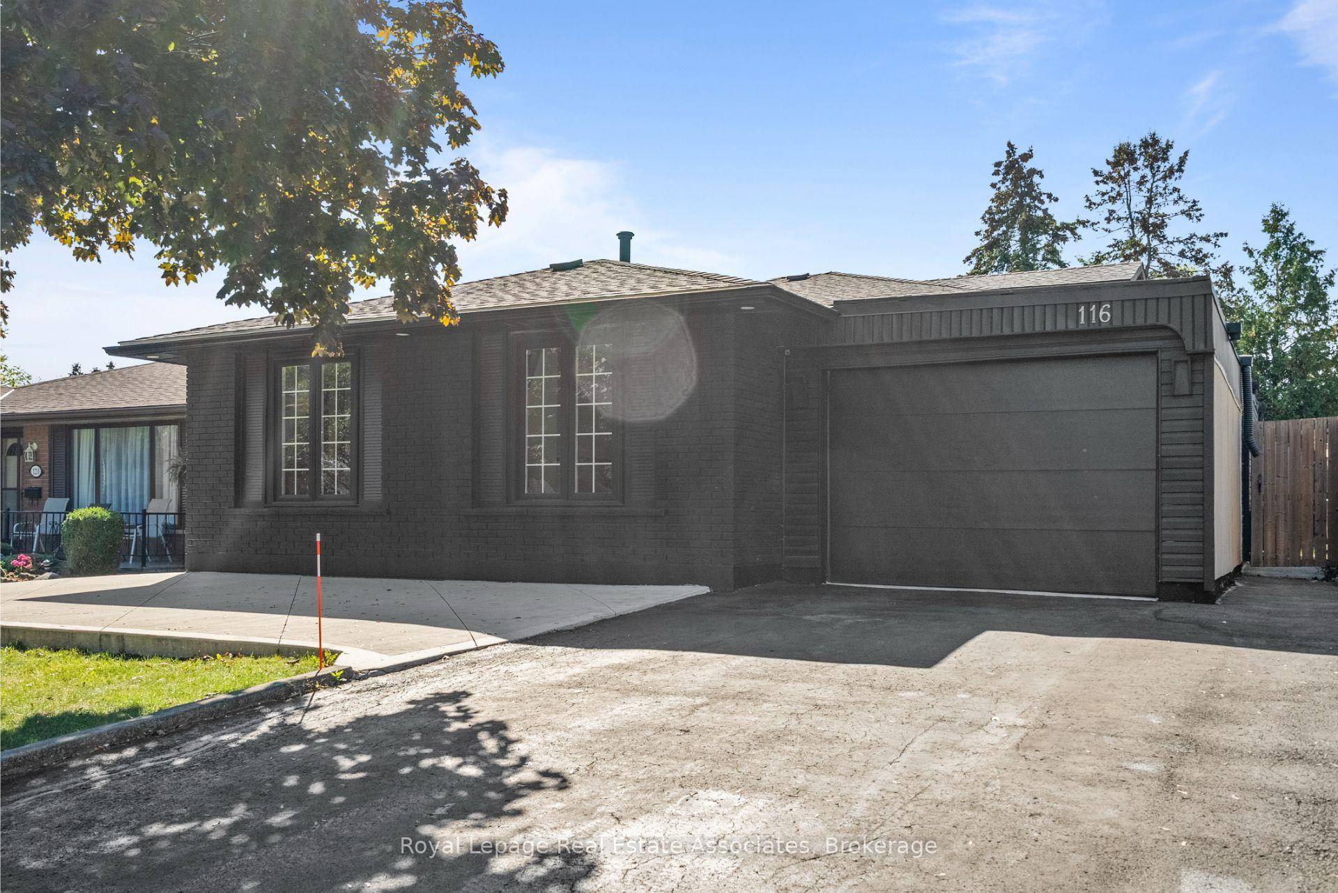 Welcome to this beautifully renovated backsplit in the highly desirable Berrisfield community.