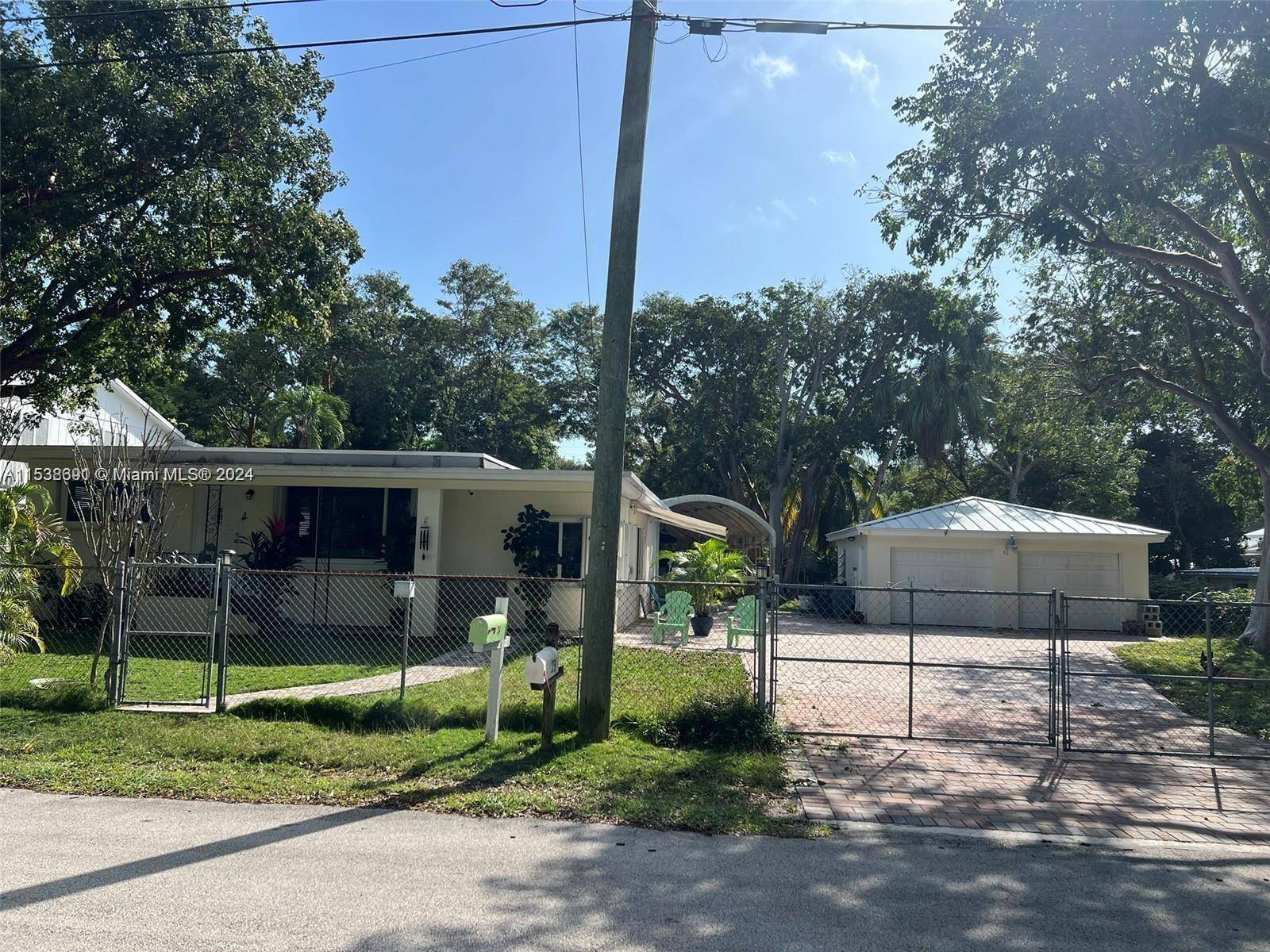 AMAZING 2 BEDROOM 2 BATHROOM HOUSE IN KEY LARGO ON A SPACIOUS DOUBLE LOT.