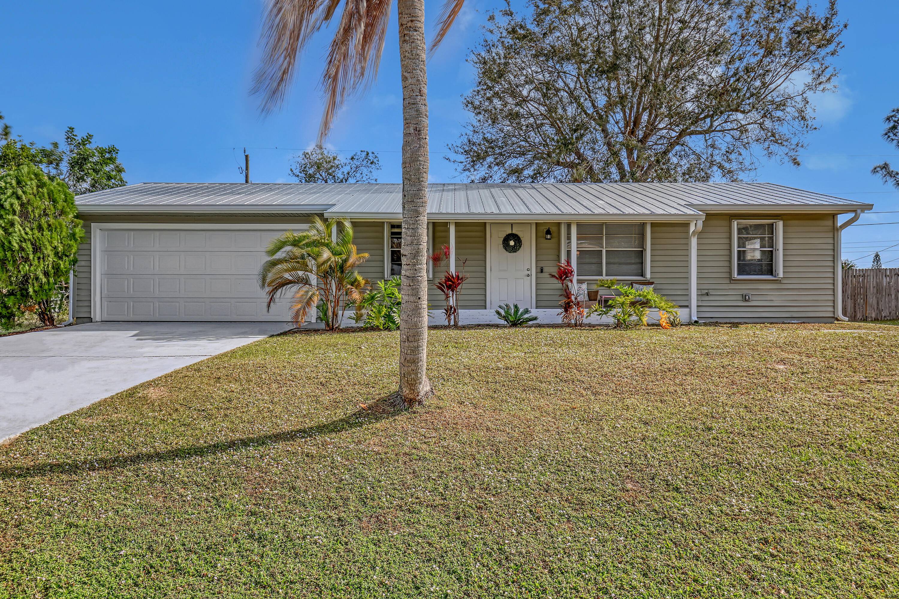 2 BD 2 BA Plus Florida Room 2 Car Garage.