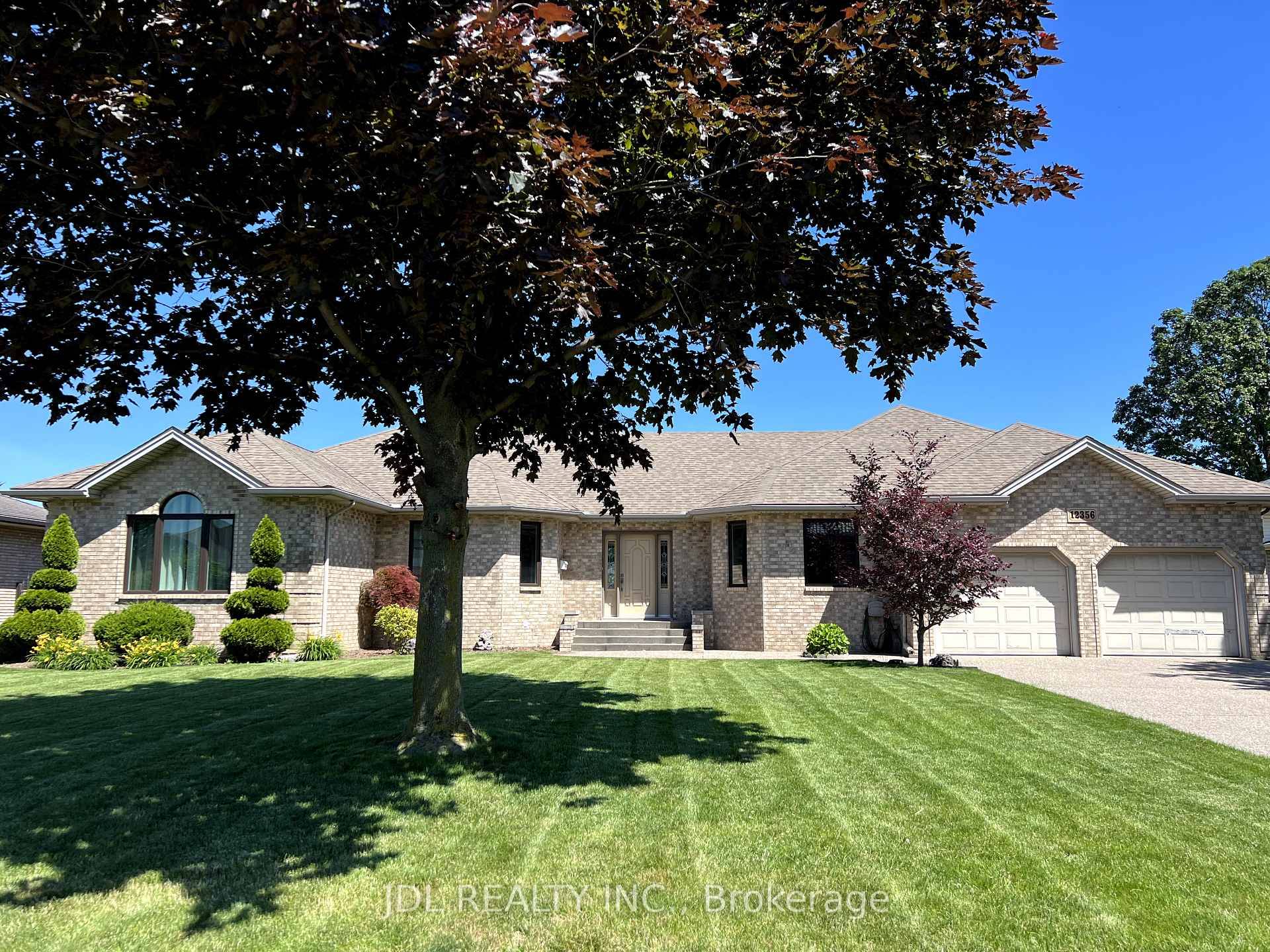 STUNNING CUSTOM RANCH LOCATED IN A HIGHLY SOUGHT AFTER NEIGHBOURHOOD IN TECUMSEH.