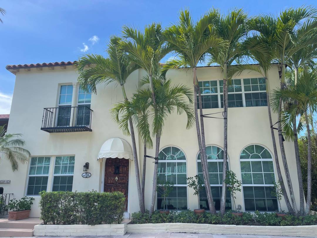 Lives like a home ! Conveniently located in the heart of Palm Beach near many of the eating establishments and fabulous shopping on Worth Ave.