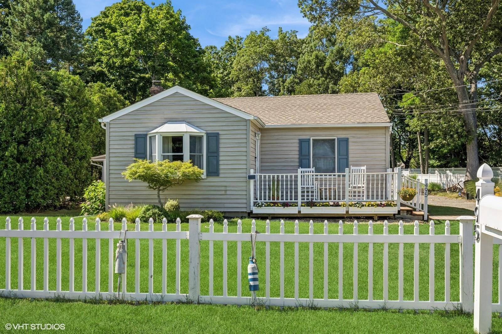 Charming two bedroom cottage, lovingly updated in 2020 year round rental.