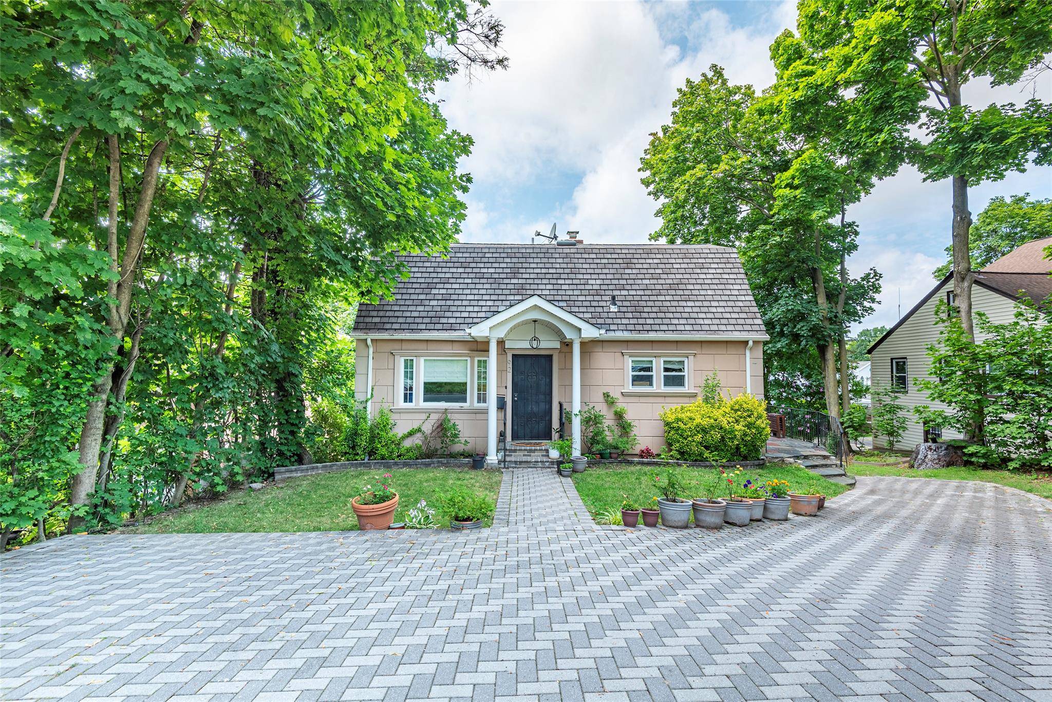 1ST TIME ON MARKET ! SOUTH FACING METICUALOUSLY MAINTAINED HOME IN GREAT NECK SOUTH SCHOOL DISTRICT !