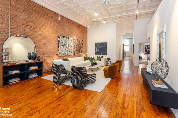 39 Worth Street, 2E is a spectacular Tribeca loft where extraordinary scale, original architectural character and modern flexibility come together.