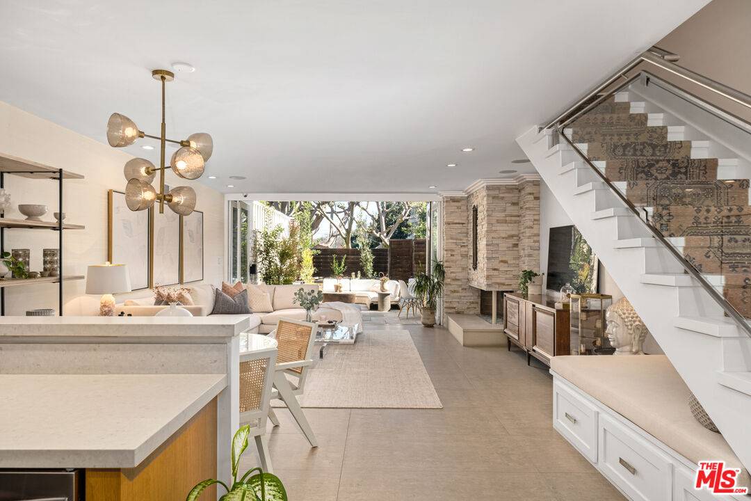 253  S Barrington Ave 2BR Brentwood La