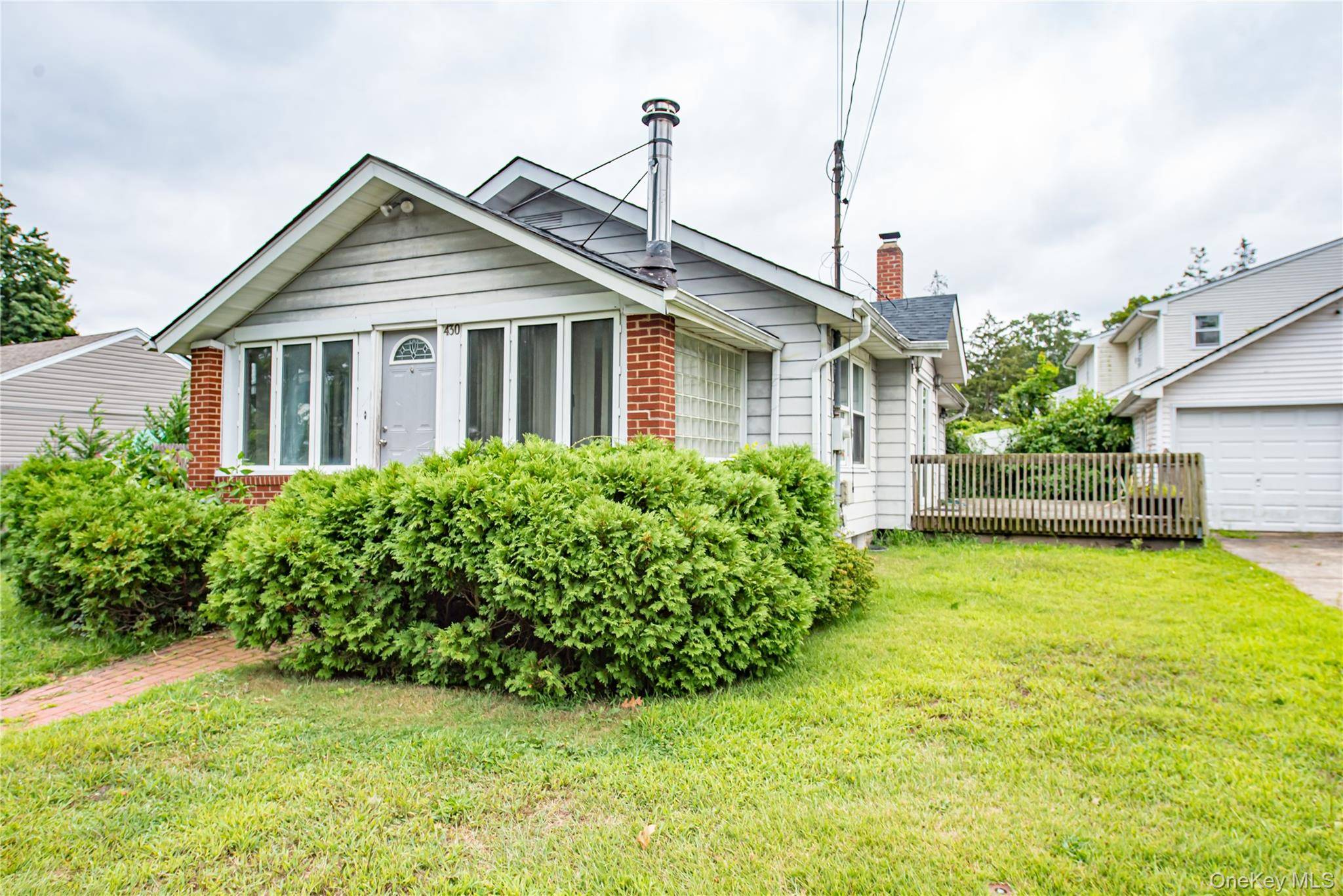 This 2 bedroom Ranch in a convenient location offers a fantastic opportunity for the savvy buyer looking to customize their dream home.