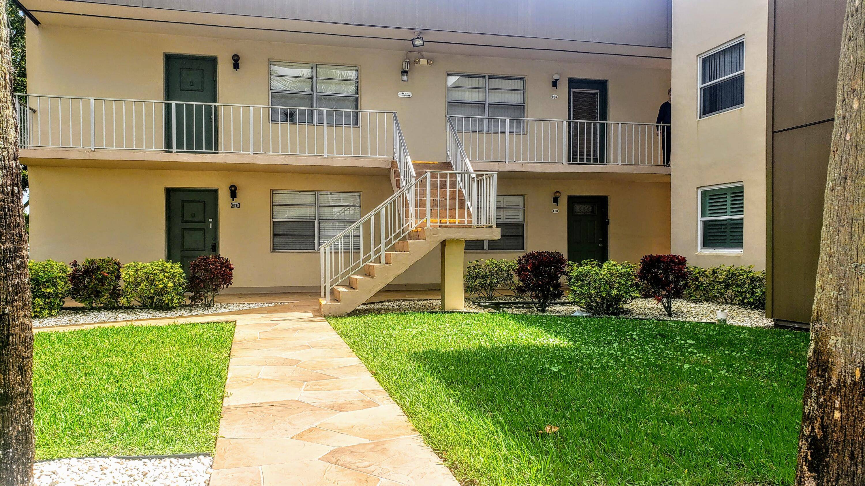 Newly remodeled 2BR 2BA condo in the heart of Delray Beach !