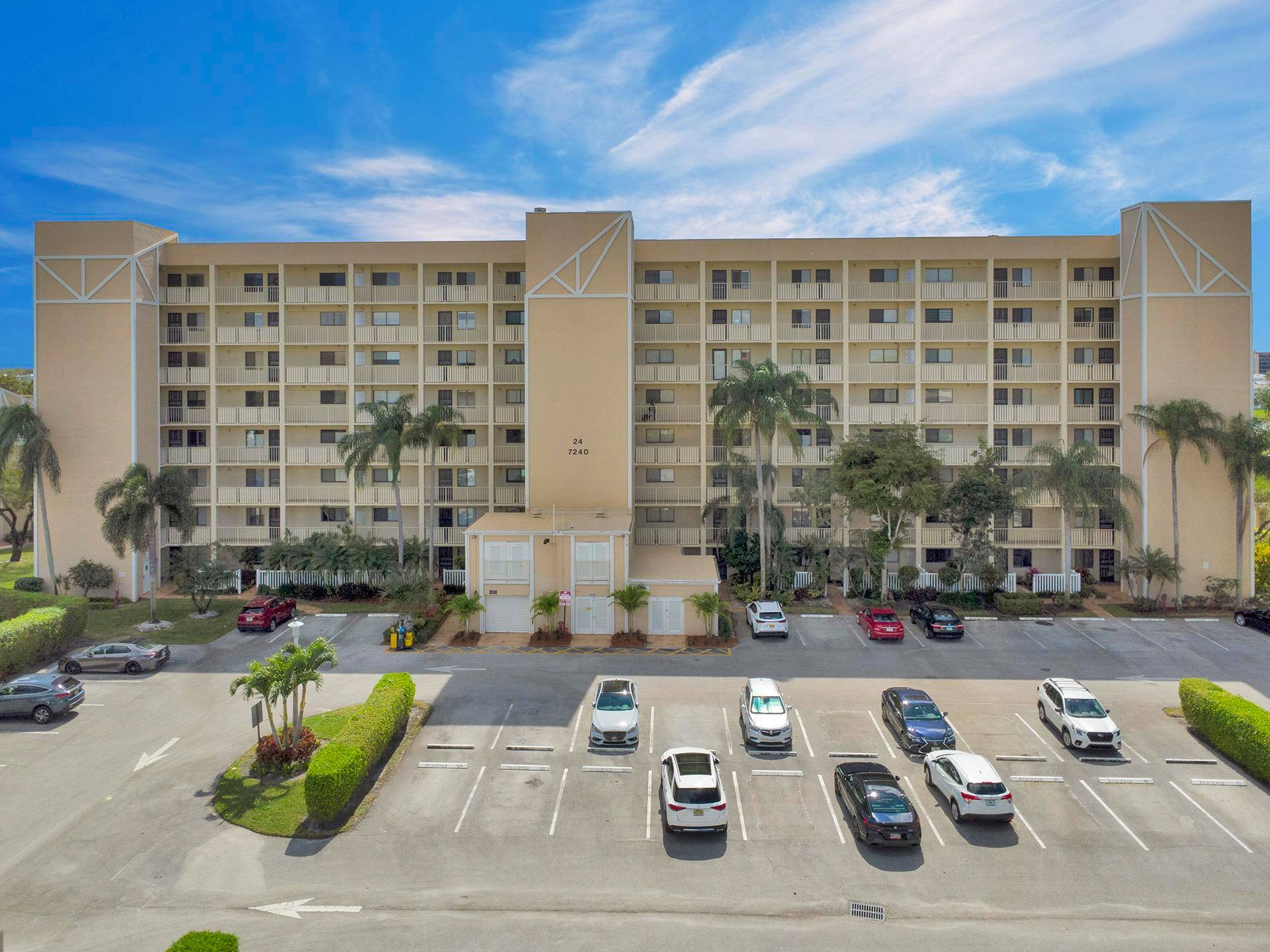 Lovely penthouse condo in the prime location in Huntington Lakes.