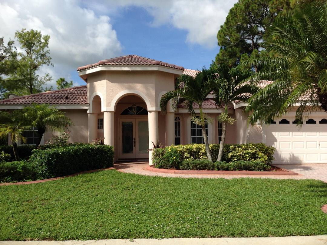Immaculate and spacious 4 bedroom Queen beds, 3 full bathrooms home conveniently located just 2 minutes from Saddle Trail Park and Paddock Park farms, within golf cart distance to Palm ...