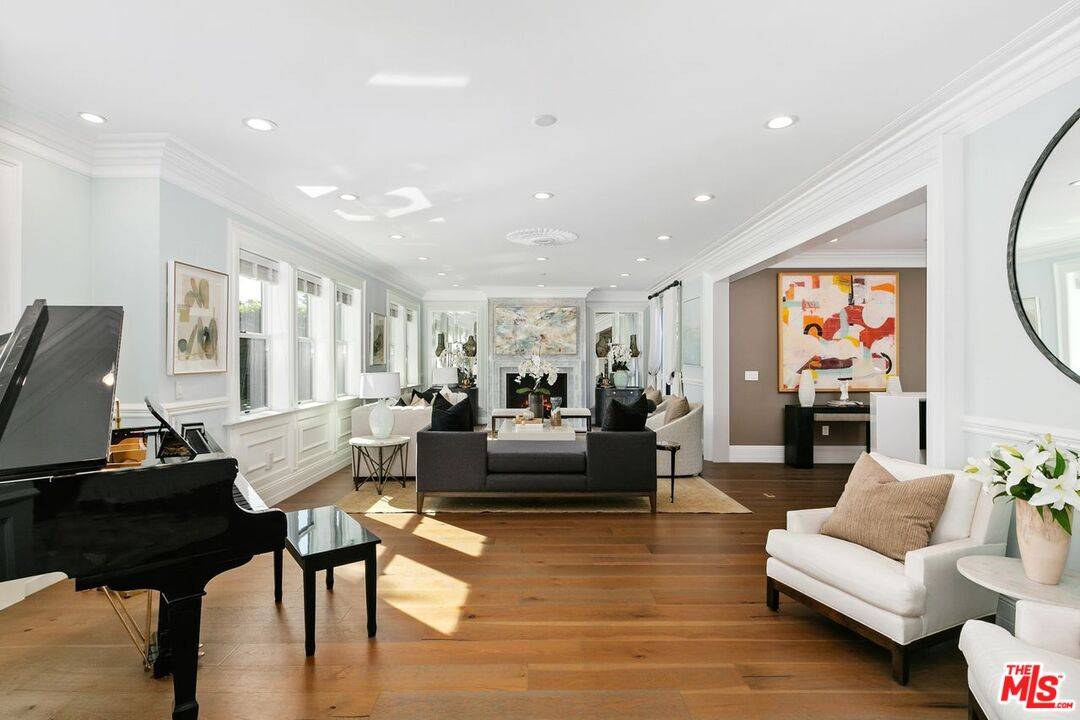 129   Fremont Pl LA