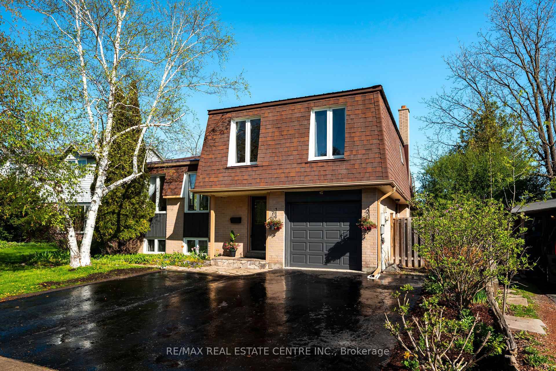 Welcome to 43 Brenda Boulevard a distinctive five level sidesplit located in the sought after west end of Orangeville.