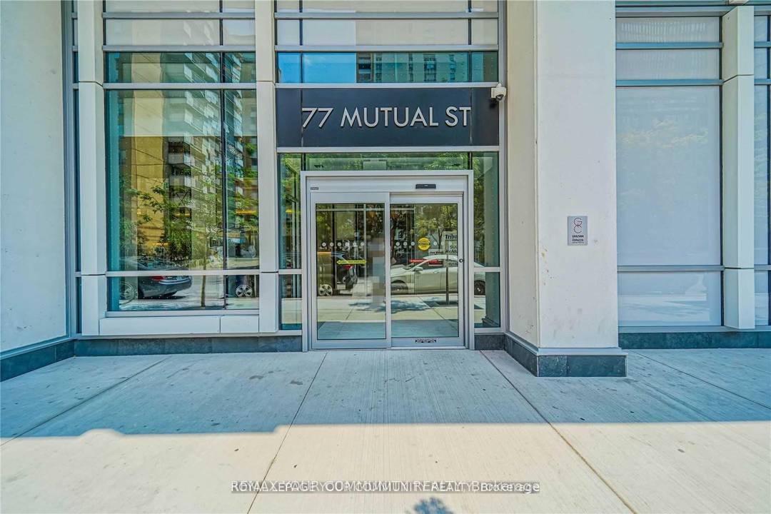 Stunning Furnished Penthouse with Breathtaking Views in the Heart of Downtown !