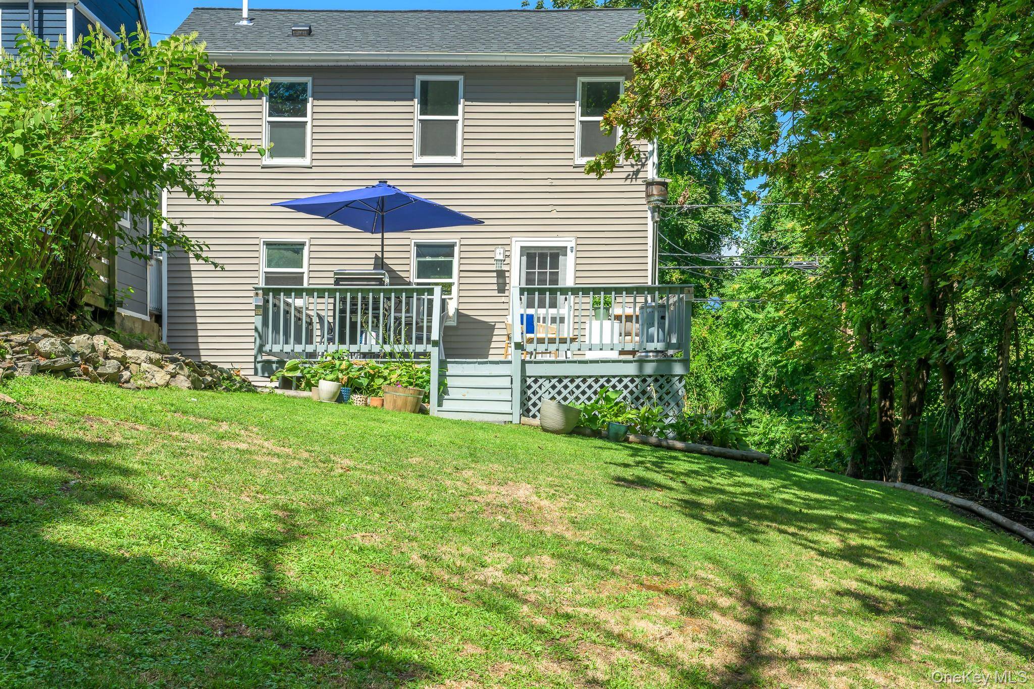 Welcome to one of the sweetest cottages sited on the top of a hill, just steps from Warren Street, The Amtrak Station amp ; Hudson's waterfront promenade.