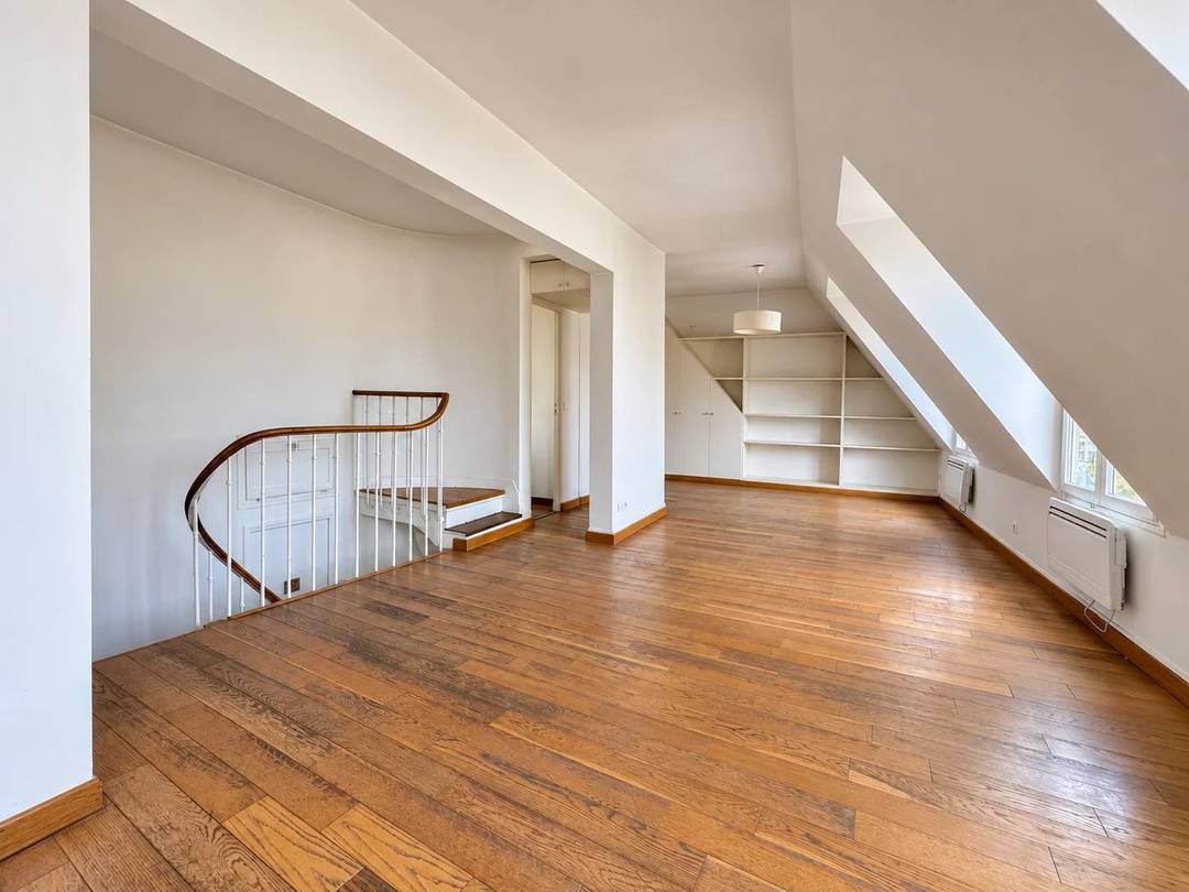 Montparnasse: Family duplex on the top floor to renovate, Paris 14th