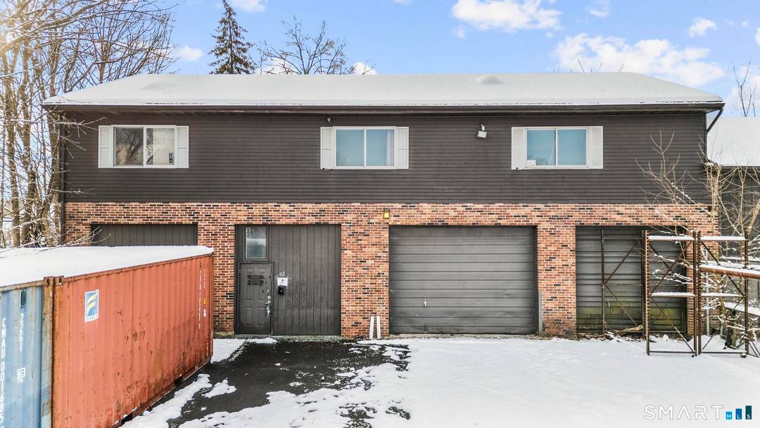 5, 000 SF industrial building for lease, ideal for a contractor, mechanic, or service based user.