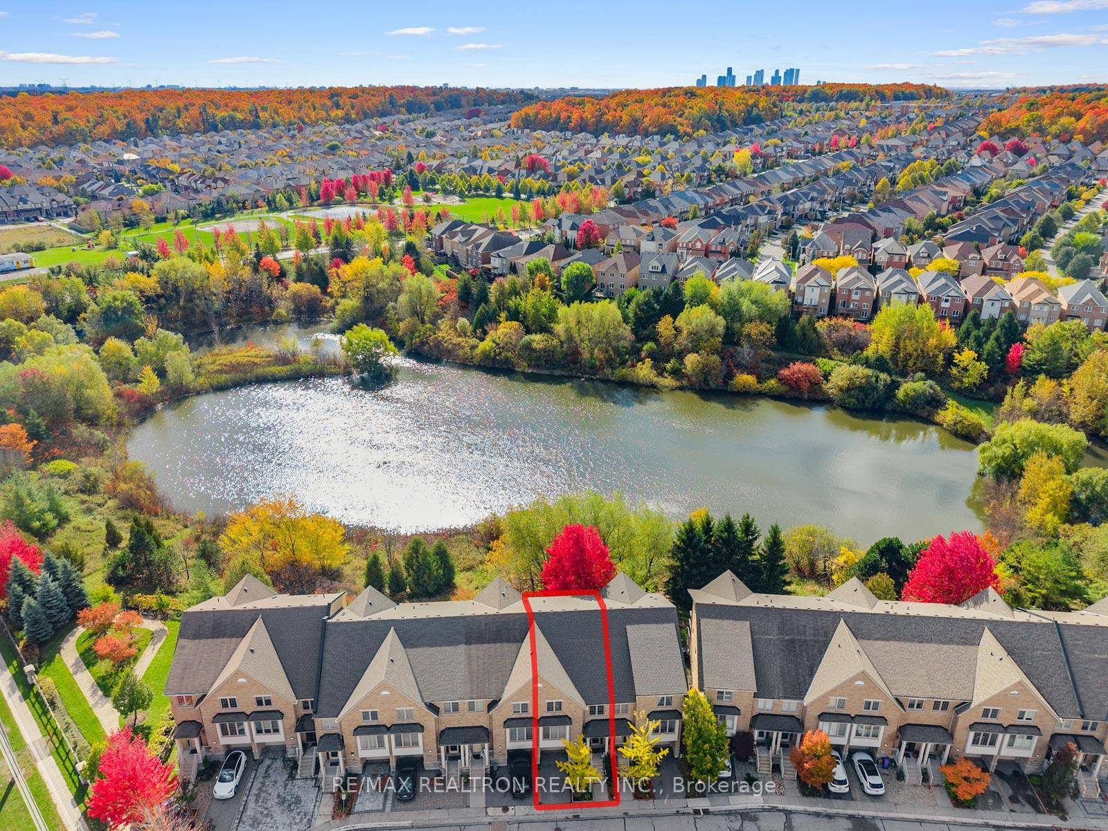 Discover this beautifully updated freehold townhome, tucked away on a quiet, family friendly court in highly sought after Thornhill Woods.