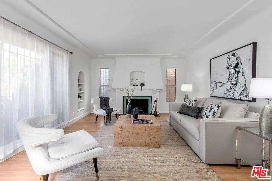1112 S Point View St 3.0 Beverlywood LA