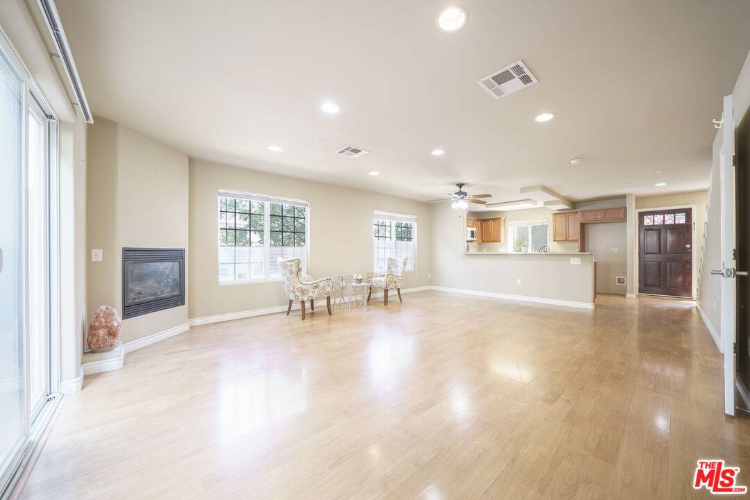 1133  S Hoover St 3BR La