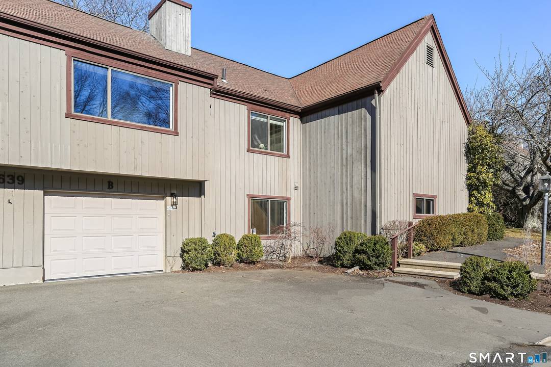 Prime location Wolcott style condo in sought after Oronoque Village, ideally positioned between the 17th and 18th holes with sweeping golf course views and just steps from one of the ...