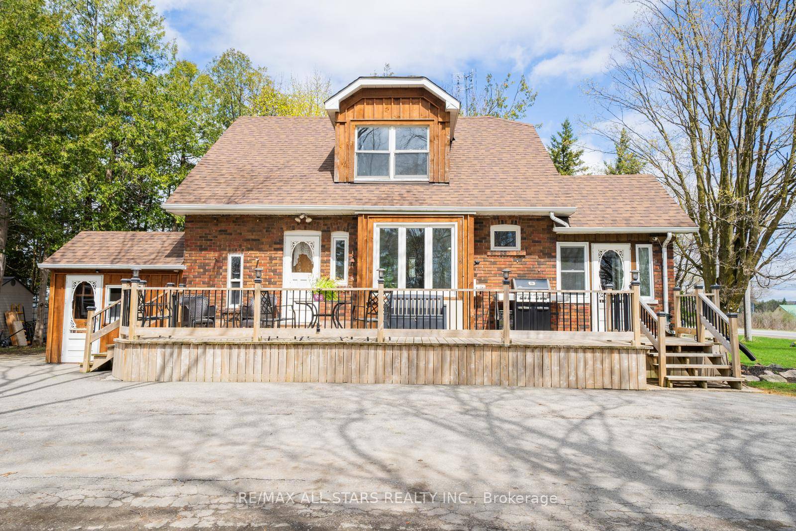 Discover the perfect blend of rural tranquillity and urban convenience with this unique 4 bedroom, 2 bathroom home located just minutes from major retailers, restaurants, and amenities.