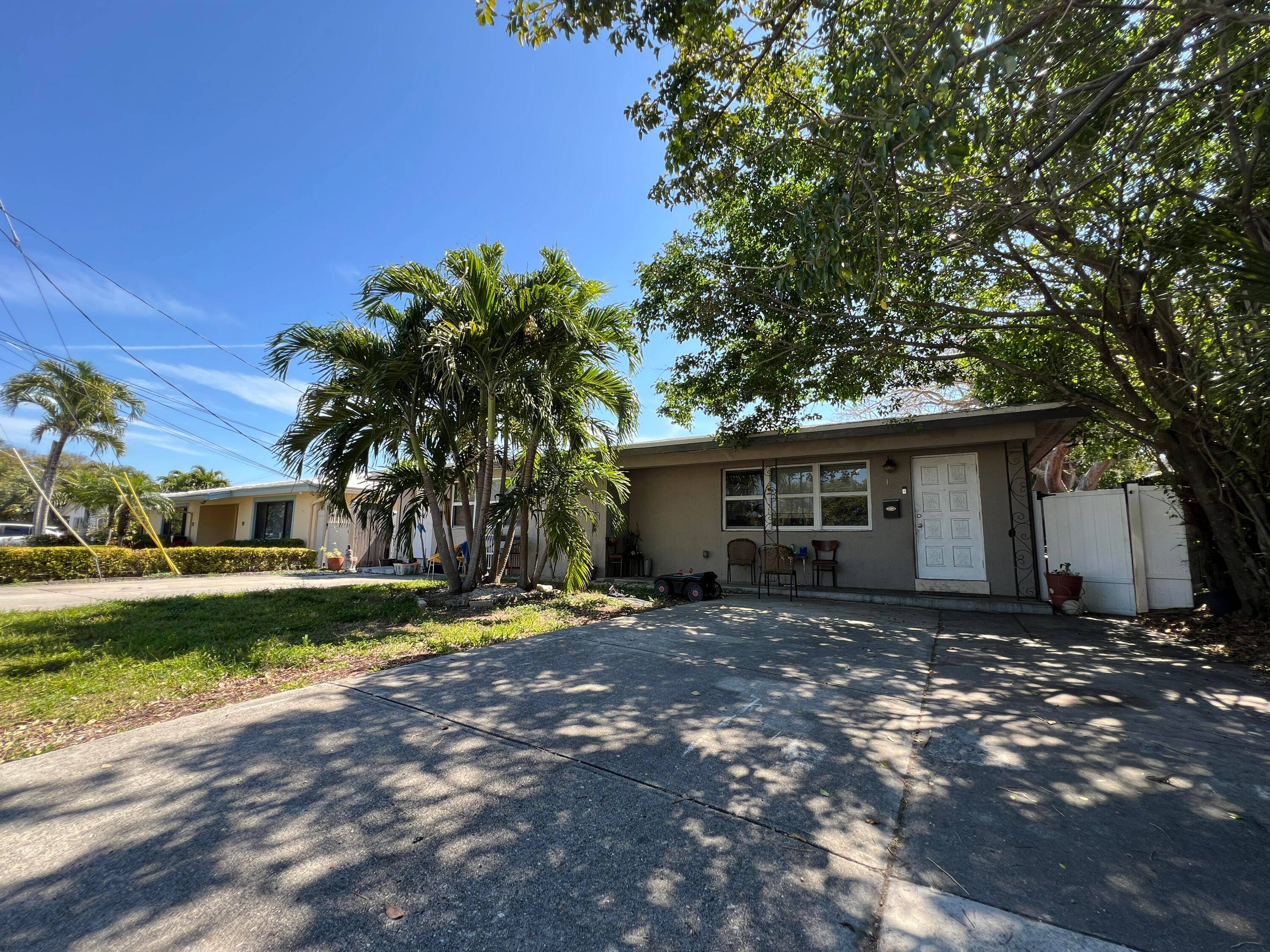 Welcome to 15 SE 2nd Street 1 2, Dania Beach, FL 33004 This charming duplex offers a rare chance to own a versatile property in a vibrant coastal community !