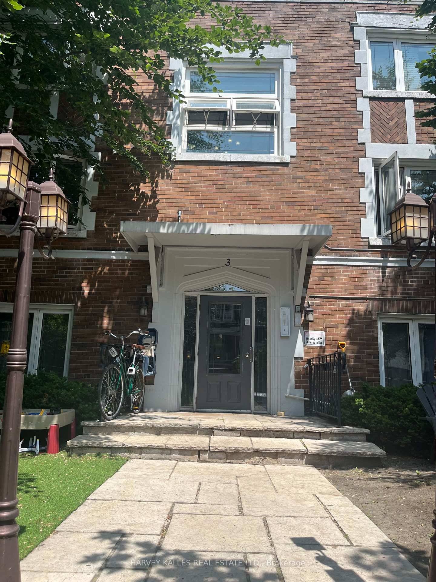 This charming and spacious 1 bedroom apartment located in a well maintained, character filled multiplexin the vibrant and convenient King West area.