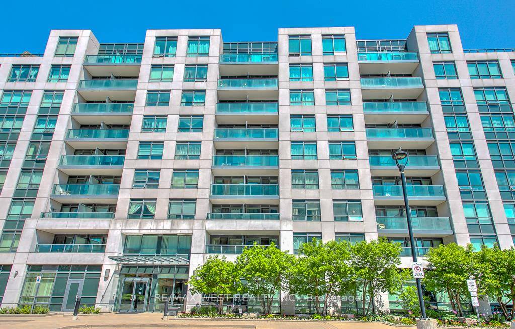 Large 1 1 Bedroom Condo In The Heart Of Busy Markham's City Centre District.