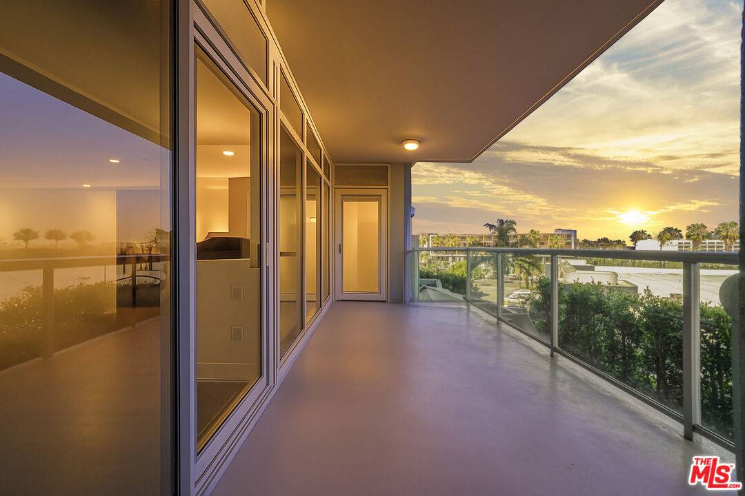 13600   Marina Pointe Dr 2BR Marina Del Rey La
